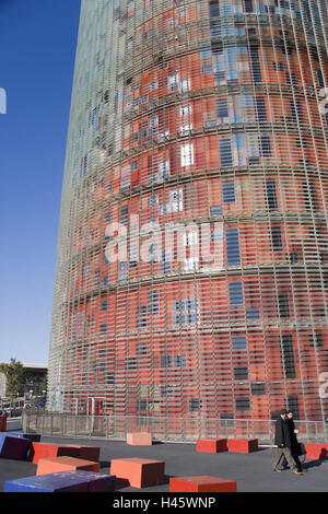 Espagne, Barcelone, Torre Agbar, façade, détail, de piétons, de la Catalogne, ville, immeuble, gratte-ciel, tour de bureaux, des locaux commerciaux, des tours de bureaux, d'édifices à bureaux, façade extérieure, façade en verre, l'aluminium à l'extérieur, l'architecture, moderne, l'architecte Jean Nouvel, la tour Agbar, les gens, les passants, rendez-vous, deux, Banque D'Images