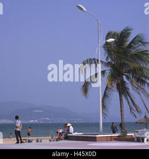 Vietnam, Nha Trang, plage, promenade, tourisme, magasin, le modèle ne libération, Asie, Asie du Sud-Est, de la ville, personne, des femmes, des locaux, des vêtements, coiffures, soins de santé, à l'extérieur, la rue, les ventes du commerce de rue, travail, tourisme, touristique, plage de sable, Mer, palmiers, mer, lanterne, ciel, bleu, sans nuages, Banque D'Images