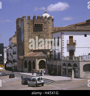 L'Espagne, ex-tréma dura, Caceres, Plaza Major, Torre de of Bujaco, Europe, ville, la destination, le lieu d'intérêts, d'un bâtiment, architecture, patrimoine culturel mondial de l'UNESCO, tour, touristiques, de personne, de voitures, de l'extérieur, l'espace, Banque D'Images