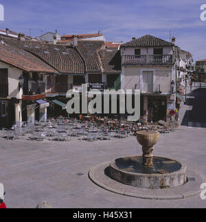 L'Espagne, ex-tréma dura, Guadalupe, Plaza del Monastero, café de la rue, eh bien, l'Europe, la destination, le lieu d'intérêts, bâtiment, architecture, café, des chaises, du tourisme, de l'extérieur, déserté, ensoleillée, Banque D'Images