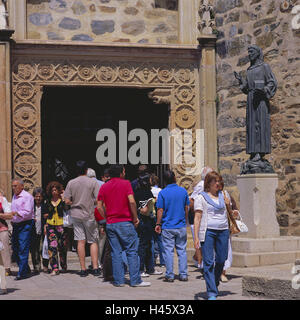 L'Espagne, ex-tréma dura, Guadalupe, Monasterio de Santa Maria, la page d'entrée, visiteur, le modèle ne libération, l'Europe, la destination, le lieu d'intérêts, capacités, cloître, bâtiment Cloister, statue, monument, architecture, la foi, la religion, le christianisme, la personne, le tourisme, le tourisme, le patrimoine culturel mondial de l'UNESCO, Banque D'Images