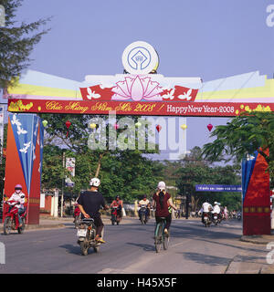 Vietnam, Hoi An, au centre-ville, l'huile de poisson accroché, Tao, trafic, Asie, Asie du Sud-Est, de la ville, à l'extérieur, rue, trafic, objectif, signe, personne, les sections locales, les bicyclettes, les cyclistes, motocyclistes, motos, scooters, Banque D'Images