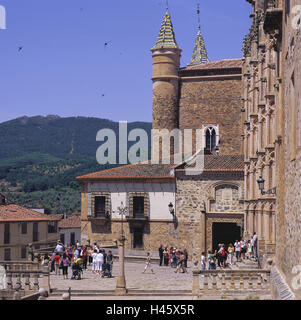 L'Espagne, ex-tréma dura, Guadalupe, cloître Santa Maria, touristiques, de l'Europe, la destination, le lieu d'intérêts, d'un bâtiment, l'architecture, la foi, la religion, le christianisme, bâtiment Cloister, patrimoine culturel mondial de l'UNESCO, personne, du tourisme, de visiteur, Banque D'Images