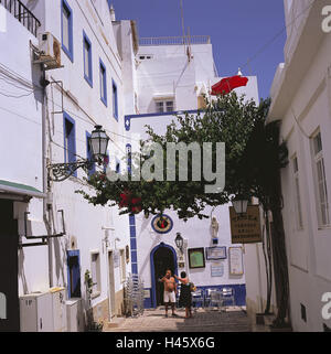 Portugal, Algarve, Albufeira, vieille ville, maisons, café, couple, divertissement, aucun modèle de presse, Europe, destination, ville, Centre, centre-ville, de la construction, maisons, ensoleillée, à l'extérieur, les gens, les sections locales, conversation, cafe, arbre, Lane, Banque D'Images