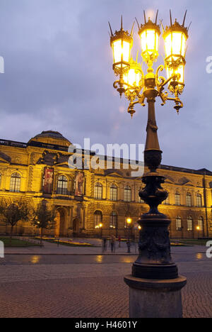 Allemagne, Saxe, Dresde, place du théâtre, armoirie, soir, Banque D'Images