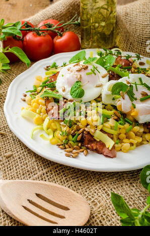 Salade de printemps à partir de lentilles, des herbes fraîches, des écrous et sur le dessus de délicieux œufs pochés - Oeufs bio, saine et fraîche Banque D'Images