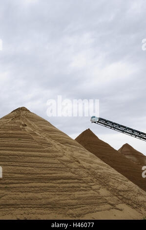 La colline de sable, ciel, sable, cloudies heaps, montagnes de sable, sable, hill, heap, côte à côte, le sable de la rivière, Grabsand, l'économie, l'industrie du bâtiment, Baggersand, courroie de transport, transporte, entassés, couleurs, est décédé, personne, Banque D'Images