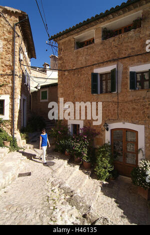 L'Espagne, les îles Baléares, Majorque, village de montagne Fornalutx, Lane, femme, jeune, Banque D'Images