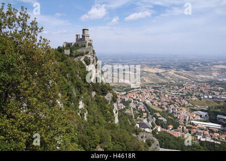 San Marino, Monte Titano, forteresse La Guaita, vue Borgo Maggiore, Banque D'Images