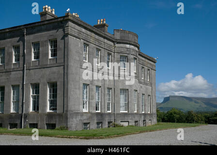 BEN BULBEN LISSADELL HOUSE AVEC MONTAGNE EN ARRIÈRE-PLAN, comté de Sligo, IRLANDE, ACCUEIL À LA CONSTANCE DONT CABINES GORE-GORE-STAND QUI APRÈS SON MARIAGE EST DEVENU MIEUX CONNU SOUS LE NOM DE COMTESSE MARKIEVICZ révolutionnaire irlandais. Poète, dramaturge et prix Nobel de littérature, William Butler Yeats était un visiteur fréquent À LISSADELL HOUSE Banque D'Images