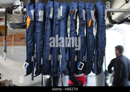 Gilets de sauvetage à bord du HMS Cattistock - un navire de contre-mesures de la mine de la Royal Navy Hunt - dans les Lochs de l'ouest de l'Écosse, lors d'un exercice d'entraînement du Royal Navy joint Warrior. Banque D'Images