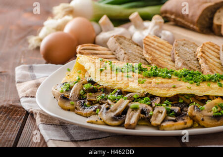 Omelette aux cèpes rustique à la ciboulette, rôtie de pain santé panini Banque D'Images