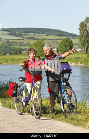 Rives de la Weser, couple, bicyclettes, ALLEMAGNE, Basse-Saxe, Polle, pays montagneux de la Weser, la Weser, fleuve, mer, paysage, route, piste cyclable de la Weser, piste cyclable, arbres, prairie, hill, champs, personnes, homme, femme, couple marié, personnes âgées, Senior citizen's couple, l'été, bicyclettes, équitation de vélo, le socle, le point, le point, l'harmonie, l'amour, de l'optimisation des temps de loisirs, activité, sport, Idyll, vacances, nature, vélo, randonnée, Banque D'Images