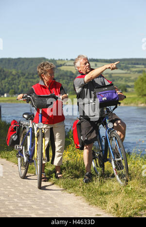 Rives de la Weser, couple, bicyclettes, ALLEMAGNE, Basse-Saxe, Polle, pays montagneux de la Weser, la Weser, fleuve, mer, paysage, route, piste cyclable de la Weser, piste cyclable, arbres, prairie, hill, champs, personnes, homme, femme, couple marié, été, bicyclettes, équitation de vélo, stand, point, point, sourire, heureusement, heureusement, l'harmonie, l'amour, tuning, sport, loisir, Idyll, vacances, nature, vélo, randonnée, Banque D'Images