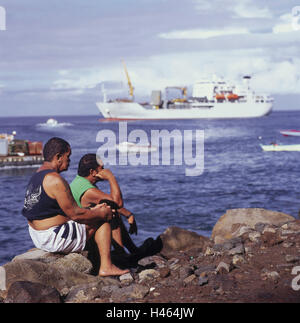 Polynésie Française, Tahuata Vaitahu, côte, la bile, les hommes, s'asseoir, attendre, côte, plage, rocher, vue sur la mer, cargo, personne, les sections locales, les polynésiens, Banque D'Images