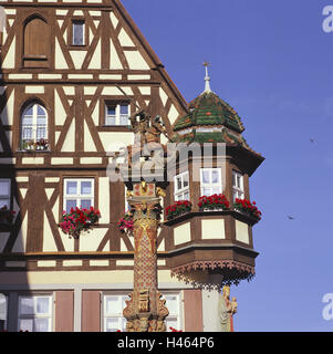 Allemagne, Bavière, Rothenburg ob der Tauber, place du marché, maison à colombages, Georgsbrunnen, colonne, détail, Banque D'Images