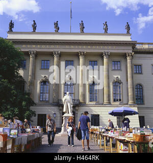 Allemagne, Berlin, l'Université Humbold, marché aux puces, les ventes de livres, passant, aucun modèle de presse, Europe, ville, capitale, Berlin, ville partie au milieu de l'Université Humbold, ville universitaire, bâtiment, architecture, Université, ventes, des livres, des clients éventuels, fouiller, personnes, Summers, statues, façade, à l'extérieur, Banque D'Images