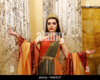 Femme en vêtements traditionnels romains posing in temple Banque D'Images