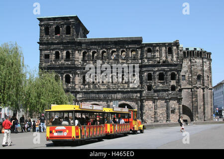 Allemagne, Rhénanie-Palatinat, Trèves, Porta Nigra, train touristique, de la ville, monument, point d'intérêt, ville romaine, objectif, la construction militaire, prestige, bâtiment construction de grès, grès, météo-battu, Simeonskirche armoriée, fenêtre, architecture, personne, touristiques, tourisme, Tschu Tschu trajectoire, à l'extérieur, Banque D'Images