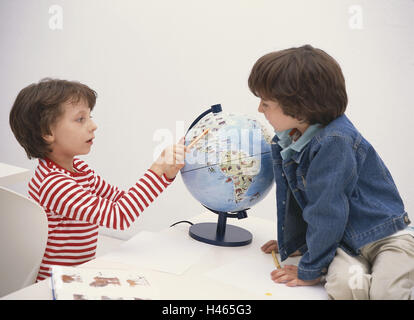 Les classes, les garçons, de la planète, l'apparence, le livre des animaux, l'école, le bureau de l'école, personne, enfants, deux frères et soeurs, jumeaux, école, enfants, collégiens, élèves de première année primaire, animal, livre, lexique, atomiques, biologiques et chimiques, la protection de l'apprendre, vous pouvez, d'animaux, monde animal, de l'Afrique, en voie d'Afrique, globe, globe, de l'habitat des animaux, pays, ensemble, l'intérêt, la curiosité, la soif de connaissances, papier, stylos, crayons de couleur, des connaissances, de l'éducation, l'éducation scolaire, de l'enfance, de la vie, période des heures d'école, l'enseignement obligatoire, à l'intérieur, Banque D'Images