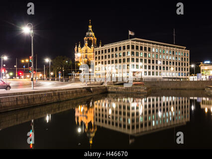 Un reflet de la cathédrale Uspenski dans un canal de nuit à Helsinki, Finlande capitale. Banque D'Images