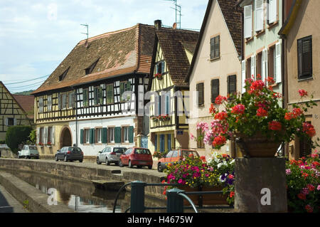 France, Alsace, château blanc, partie commune, Bruck, ligne de maison, rivière loud, personne ne part, ville, Bruck, Brook, affluent, loud, maisons à colombages, pans de bois, maisons, maisons d'habitation, d'architecture, de style typiquement, décoration florale, fleurs, géraniums, Pelargonien, voitures, mis en garde, Banque D'Images