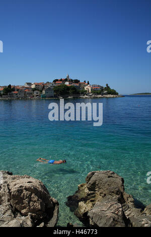 La Croatie, Dalmatie, le premier à l'Est, vue sur ville, mer, snorkler, Europe, la destination, la mer Méditerranée, Mer Adriatique, la ville, l'eau, l'île, le ciel, bleu, sans nuages, les gens, loisirs, vacances, plongée, snorkeling, nager rock, homme, Banque D'Images