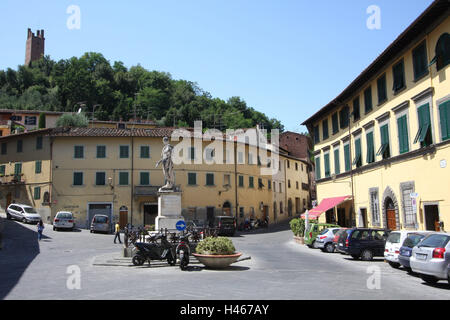 Italie, Toscane, San Miniato, Piazza Buonaparte, maisons, statue, Leopoldo Secundo, la ville, la destination, le lieu d'intérêt, architecture, maisons d'habitation, à l'extérieur, sculpture, sculpture, monument, historiquement, l'arrière-plan, Tour, tour, Friedrich Banque D'Images