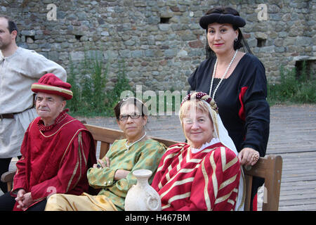 Italie, Toscane, Montecatini Alto, château, festival performance, Moyen-Âge, les femmes, les hommes, les costumes, le modèle ne libération, ville, destination, la haute ville, village de montagne, Moyen Age, jeu medievally, acteur, vêtements, célibataires, s'asseoir, se tenir debout, sourire, à l'extérieur, friendly, traditions, folklore, Banque D'Images