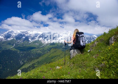 La Suisse, les Grisons, Prättigau, vue, femme, vue de dos, debout, Banque D'Images