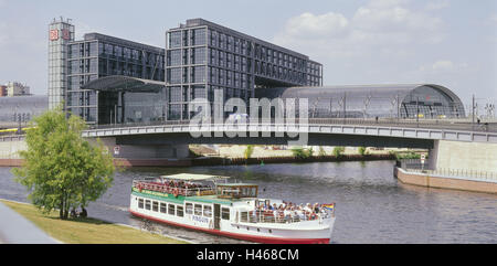 Allemagne, Berlin, Spree, Tourboat, touristes, Hauptbahnhof, ville, capitale, immeuble, gare, nouvelle construction, bâtiment, architecture, verre, acier, transports, Transports, chemin de fer, rivière, voile, tourisme, personnes, relaxation, loisirs, vacances, sightse Banque D'Images