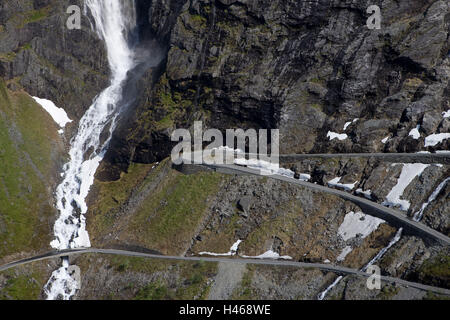 La Norvège, More og Romsdal, Isterdal, col de montagne, Trollstigen, cascade, Banque D'Images