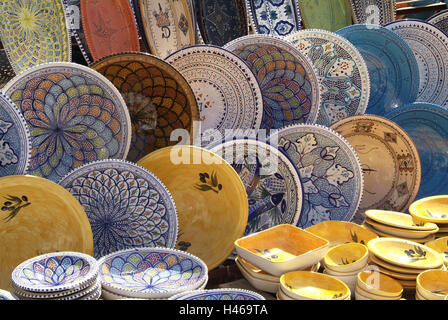 La Tunisie, Djerba, Houmt-Souk, bazar, poterie, medium close-up, Banque D'Images