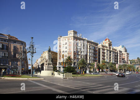 Espagne, Andalousie, Malaga, l'Alameda Principal avec vue sur la zone piétonne et Marques de Larios, monument Banque D'Images