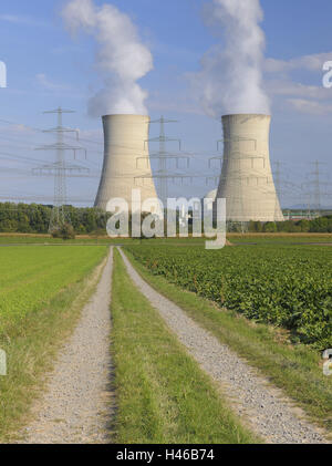 Centrale nucléaire, chemin de campagne, poteaux électriques, Banque D'Images