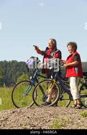 Rives de la Weser, couple, bicyclettes, ALLEMAGNE, Basse-Saxe, Polle, pays montagneux de la Weser Weser, paysages, piste cyclable, piste cyclable, personne, homme, femme, couple marié, personnes âgées, Senior couple, l'été, bicyclettes, équitation de vélo, stand, point vue de côté, l'harmonie, de l'humeur, sport, loisir, excursion, vacances, nature, vélo, Banque D'Images