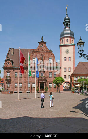 Allemagne, Bade-Wurtemberg, Ettlingen, le marché, l'hôtel de ville, ville, tourisme, l'espace, de l'Hôtel de Ville Tour, tour, but, objectif, la construction de la tour, bien, bien marché, drapeaux, du tourisme, de l'endroit d'intérêt, personne, Banque D'Images