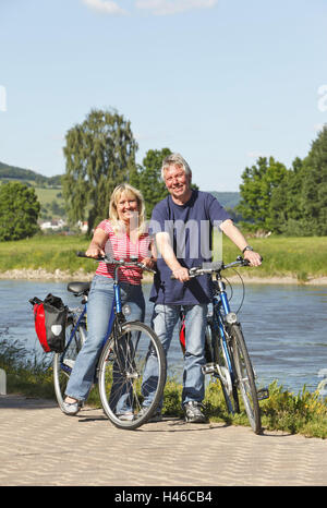 Rives de la Weser, couple, bicyclettes, voir l'appareil photo, sourire, ALLEMAGNE, Basse-Saxe, Polle, pays montagneux de la Weser, la Weser, fleuve, mer, paysage, route, piste cyclable de la Weser, piste cyclable, arbres, prairie, personne, homme, femme, couple marié, été, bicyclettes, équitation de vélo, stand, heureusement, heureusement, l'harmonie, l'amour, tuning, sport, loisir, vacances, nature, vélo, randonnée, Banque D'Images