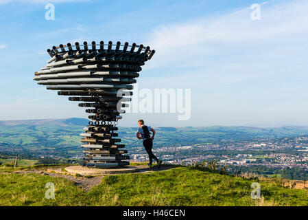 Le coursier au chant arbre sonnerie panopticon sur Crown Point dans le Lancashire Pennines, regard vers Burnley et Pendle Hill Banque D'Images