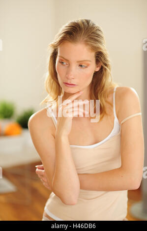 Jeune femme en haut de l'opérateur, réfléchi, Banque D'Images