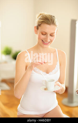 Jeune femme est titulaire d'une tasse à café à la main, Banque D'Images