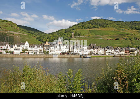 Allemagne, Rhénanie-Palatinat, Zell sur la Moselle, de la ville, Vieille Ville, vignes, vin, village viticole, viticulture, la Moselle, rivière, banque, promenade, port, maisons, Banque D'Images