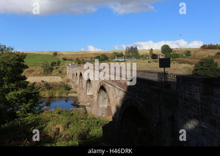 Pont routier sur la rivière North Esk Angus Scotland Octobre 2016 Banque D'Images