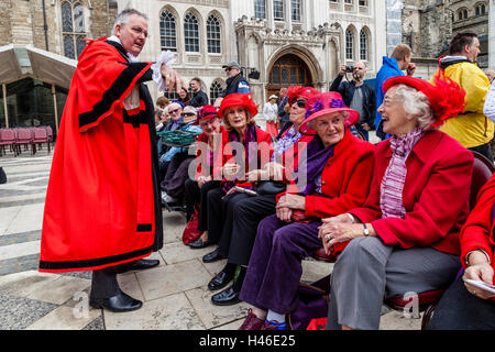 Un dignitaire local parle à la foule à l'Pearly Kings and Queens' Harvest Festival, le Guildhall Yard, London, UK Banque D'Images