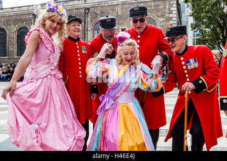 Le danseur Donna Maria avec un groupe de retraités de Chelsea à l'Pearly Kings and Queens' Harvest Festival, Londres, Angleterre Banque D'Images