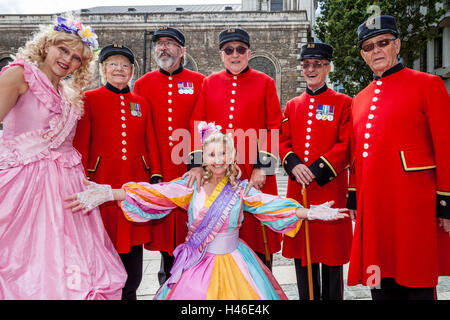 Le danseur Donna Maria avec un groupe de retraités de Chelsea à l'Pearly Kings and Queens' Harvest Festival, Londres, Angleterre Banque D'Images