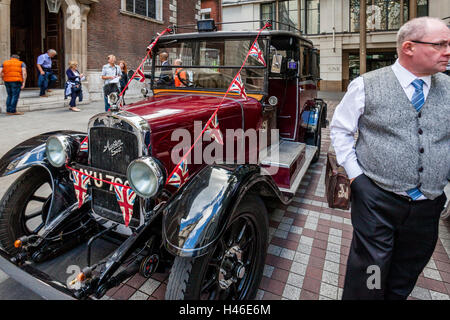 Une voiture d'époque et des pilotes à l'extérieur de l'église de St Mary-le-Bow (Bow Bells) Londres, Angleterre Banque D'Images