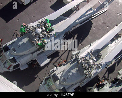 8 mars 2003 Au cours de l'opération Enduring Freedom : maintenance d'un hélicoptère sur le pont d'envol de l'USS Abraham Lincoln. Banque D'Images