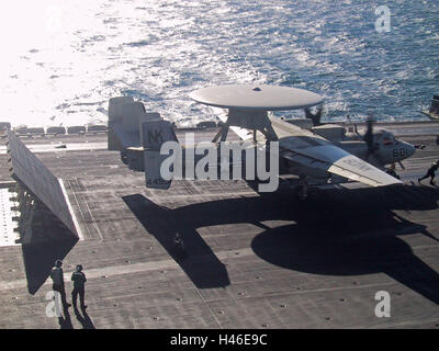 8 mars 2003 Au cours de l'opération Liberté immuable : un E-2C Hawkeye sur l'USS Abraham Lincoln dans le golfe Persique. Banque D'Images