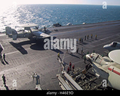 8 mars 2003 Au cours de l'opération Liberté immuable : un E-2C Hawkeye sur l'USS Abraham Lincoln dans le golfe Persique. Banque D'Images